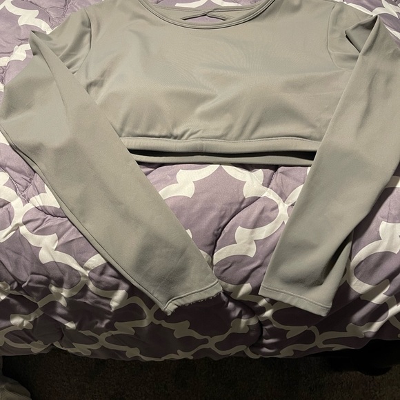Open back, cropped, long sleeve gym top with thumb holes. Runs small - Picture 1 of 4